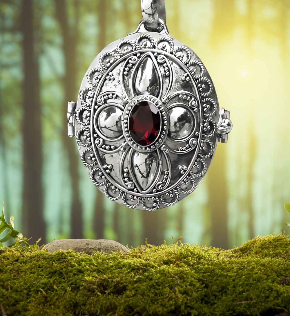 Das Herzfeuer-Amulett in mystischer Waldumgebung – Granatstein funkelt mit der Kraft alter Geschichten
