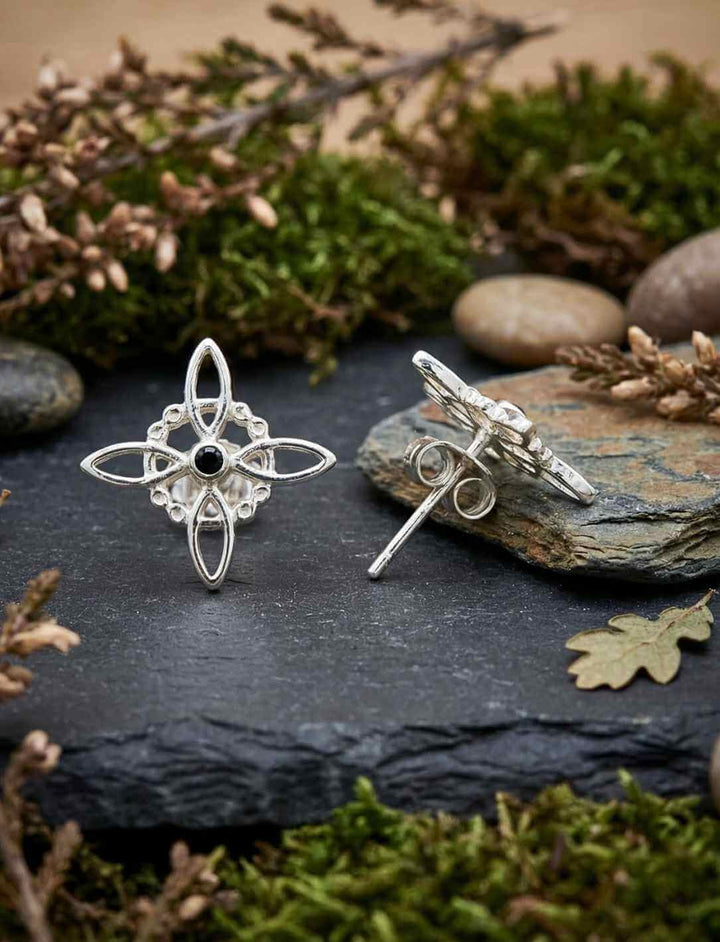 Keltische Hexenknoten Ohrstecker aus Silber mit schwarzem Zirkonia auf Naturstein