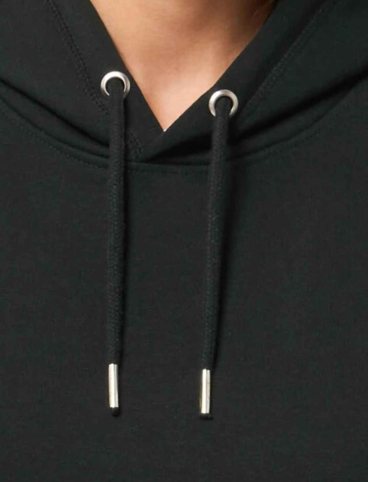 Nahaufnahme des Hoodies von Vorne. Metallkordel und Ösen.