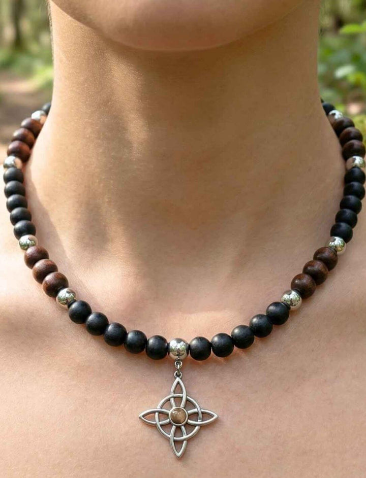 Holzperlenhalskette Hüterin der Pfade mit keltischem Anhänger und indischem Achat Stein.