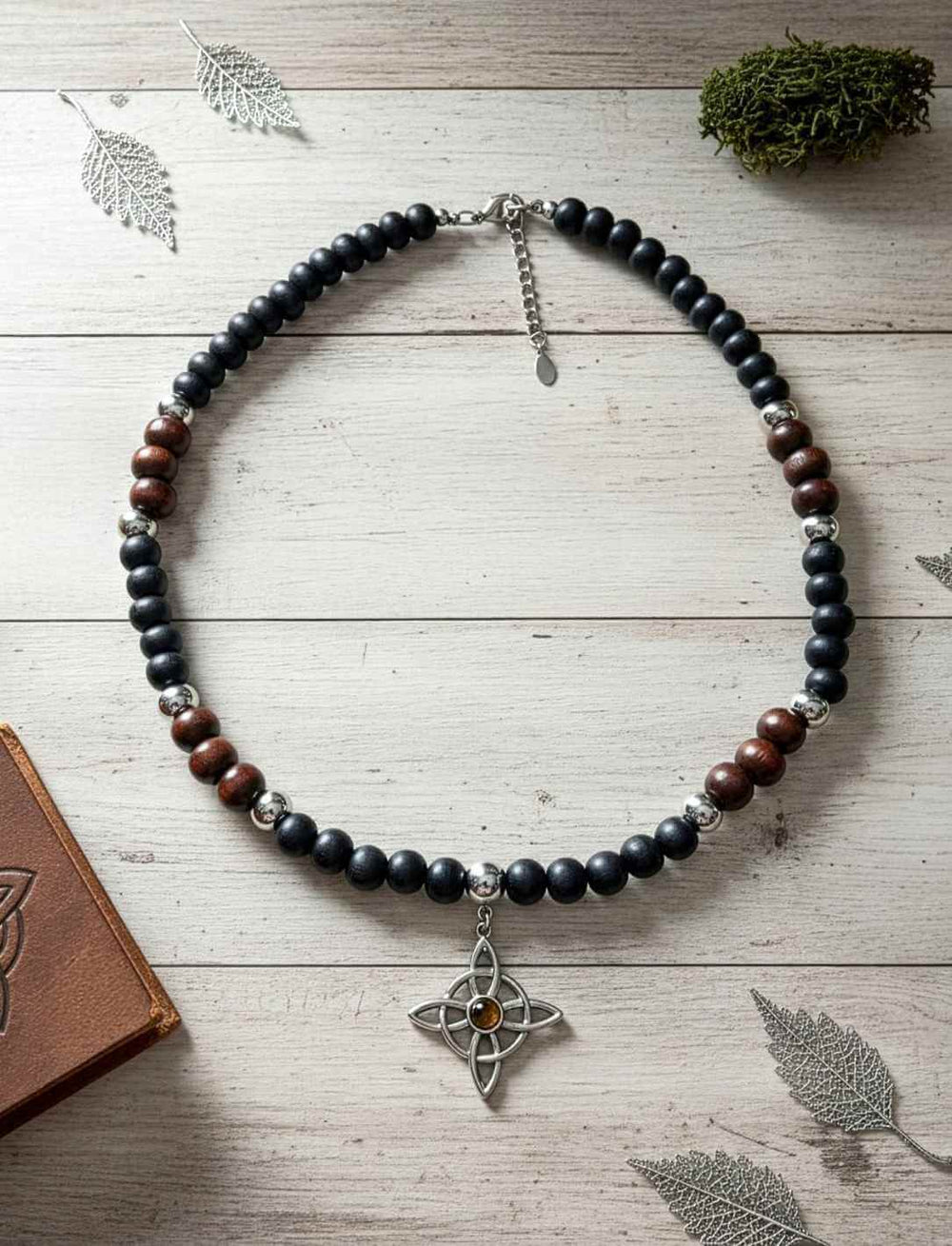 Holzperlenkette mit silberfarbenem vierarmigem Knotenanhänger und Tigerauge Schmuckstein