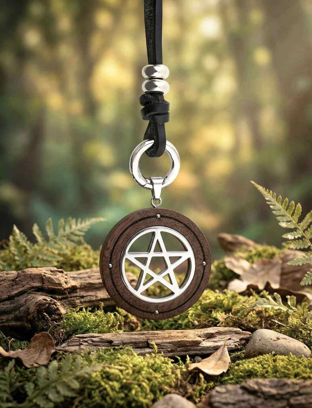 Naturverbundener Holzanhänger mit Pentagramm aus Edelstahl, hängend im Waldlicht