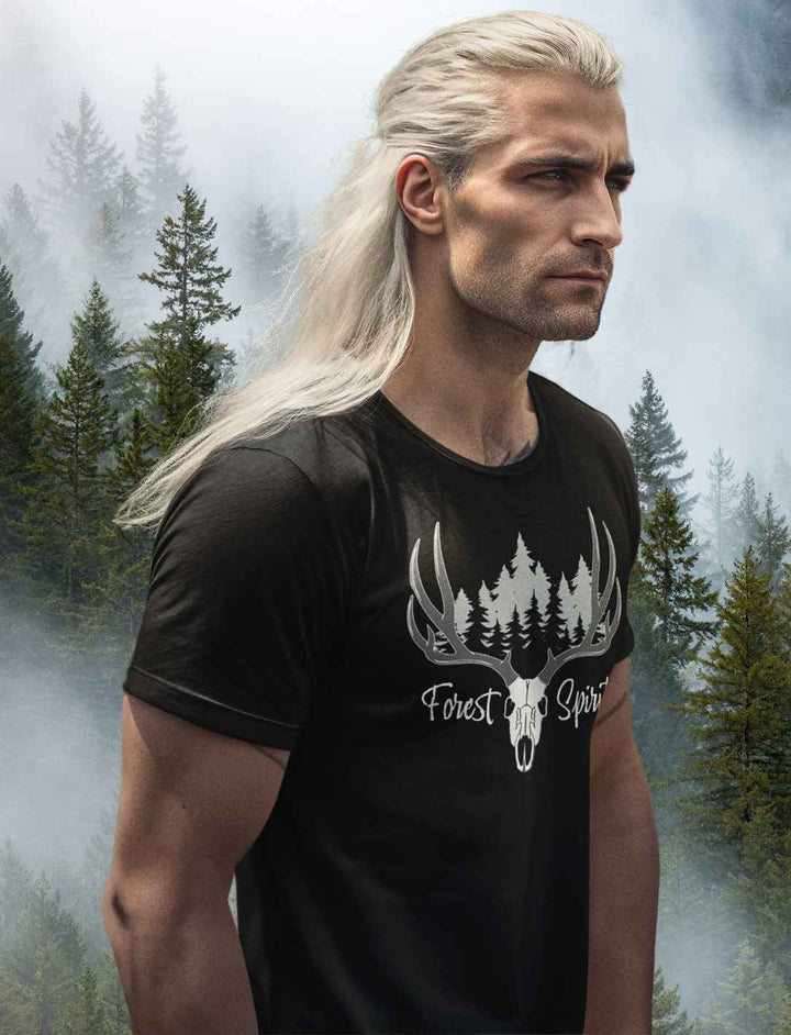 Mann trägt Forest Spirit Unisex Bio-T-Shirt in schwarz von runental.de