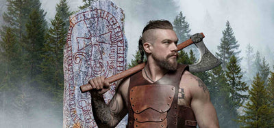 Ein Wikinger Krieger mit Axt und Lederharnisch. Im Hintergrund ein mystischer Wald und ein Runenstein.