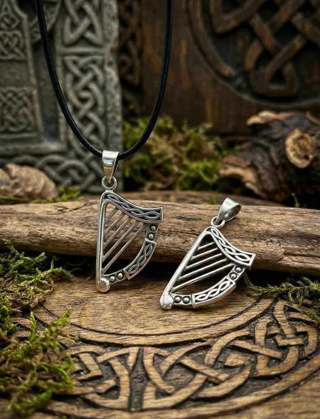 Keltische Harfe Silberanhänger aus 925 Sterling Silber auf Holz mit keltischem Muster