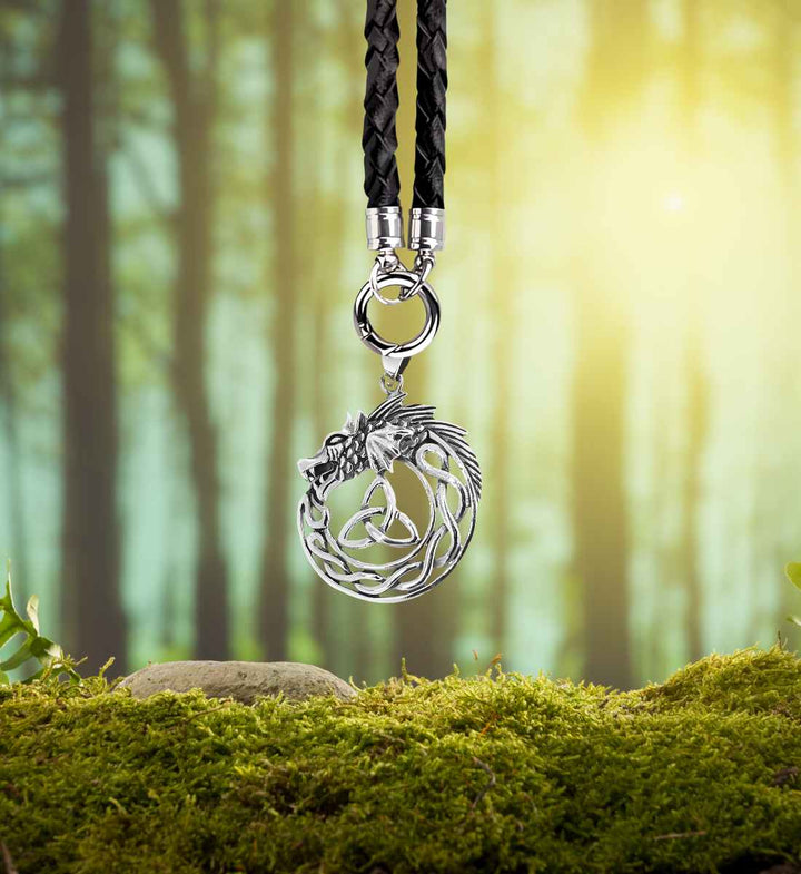Keltischer Drache der Sidhe Anhänger an gedrehter Lederkette mit Öffnungsclip – Diese kunstvolle Verbindung aus Silber und Leder symbolisiert die Vereinigung von Himmel und Erde, verborgenem Wissen und keltischer Stärke.