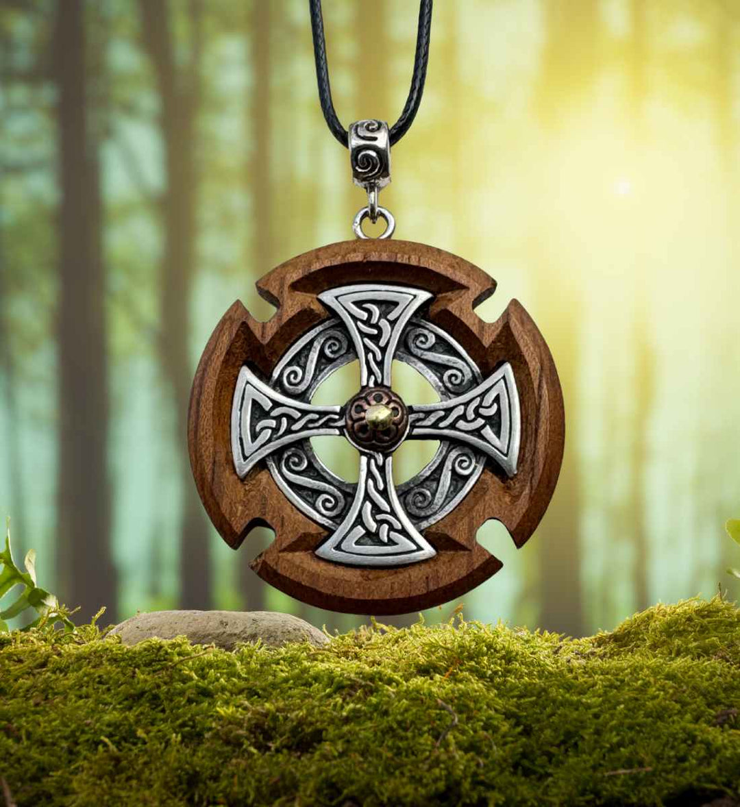 Keltische Kreuzkopf-Halskette aus Walnuss Holz, präsentiert im Wald auf Moos
