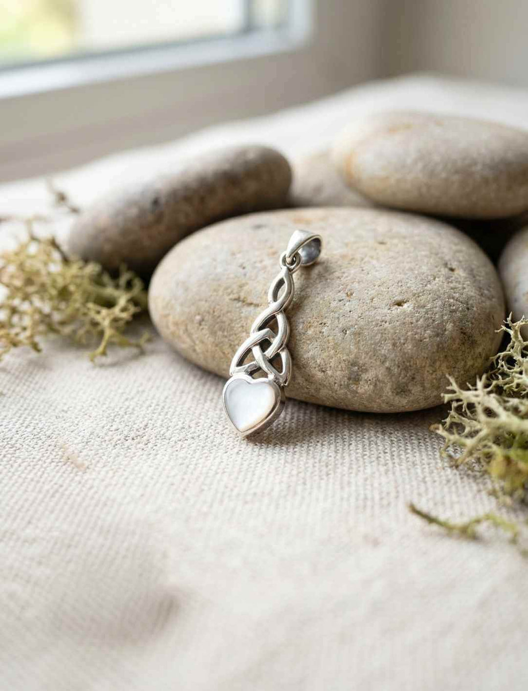 Keltischer Herz Anhänger aus 925 Sterling Silber mit Perlmutt auf Natursteinen