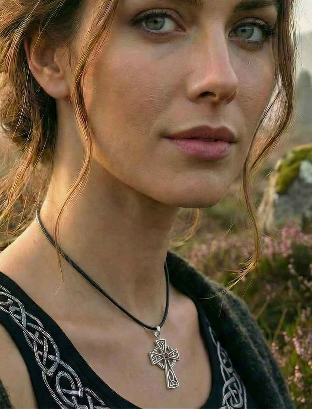 Keltisches Kreuz Silberanhänger am Lederband getragen von Frau in natürlicherh-Umgebung