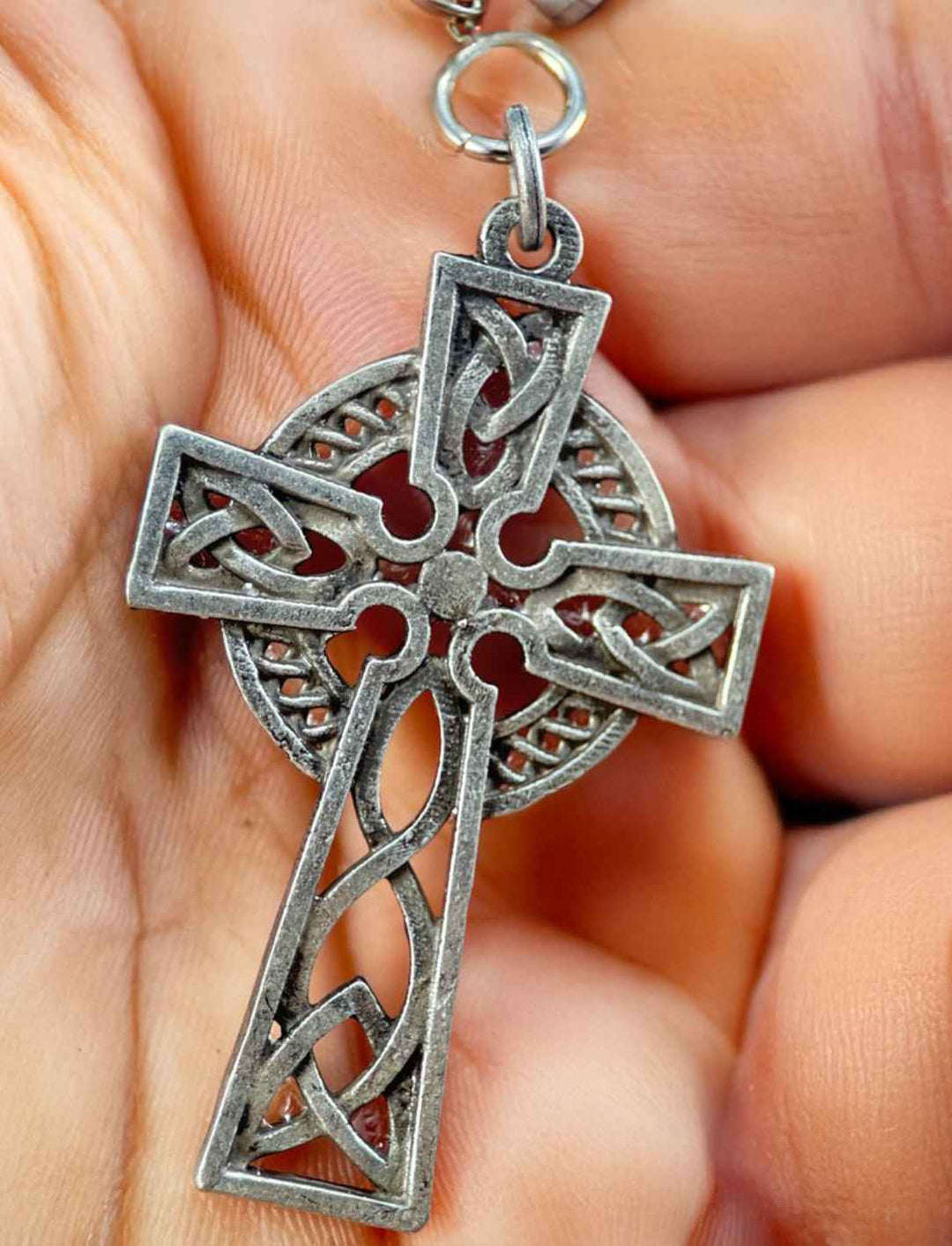 Keltisches Kreuz von Connacht – Schlüsselanhänger aus Zink, stilvoll in einer Hand präsentiert und inspiriert von der keltischen Mythologie.