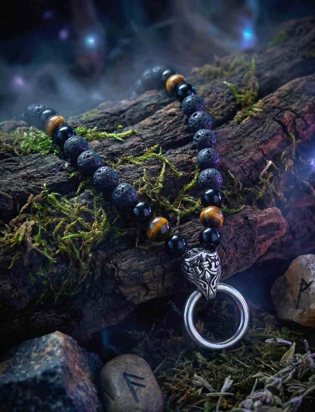 Kette der drei Elemente auf Moos und Stein, umgeben von Runen und Waldbodenstruktur