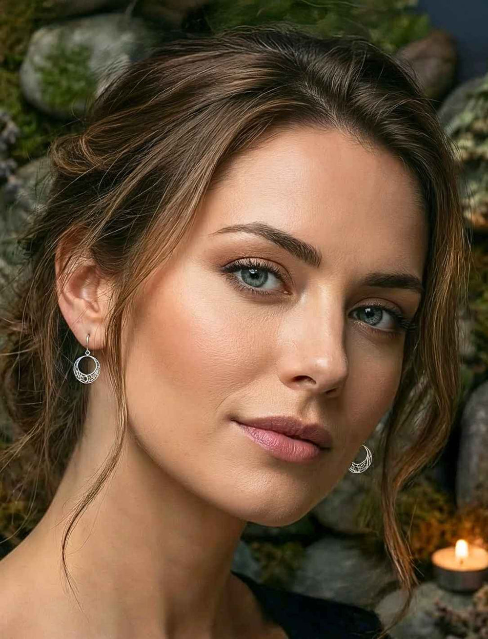 Frau trägt keltische Knotenohrringe aus 925 Sterling Silber im natürlichen Outdoor-Licht