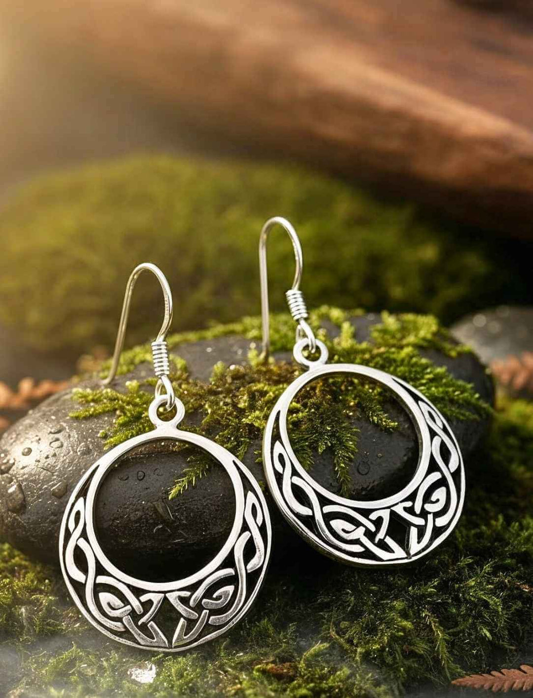 Keltische Knotenohrringe aus 925 Sterling Silber auf Moos und Stein im Waldlicht