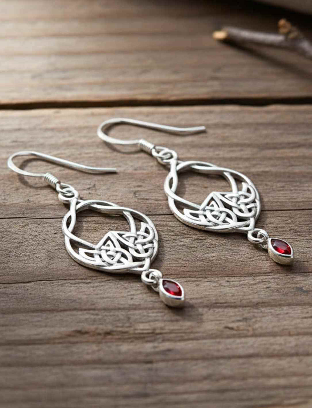 Knoten der roten Flamme – Ohrschmuck aus 925 Silber