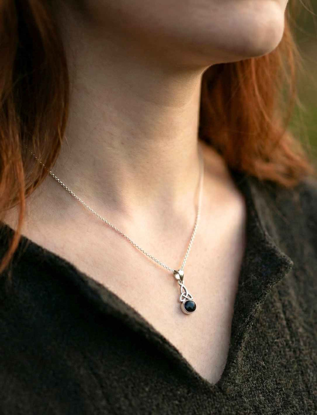 Keltischer Silberanhänger mit schwarzem Onyx getragen am Hals