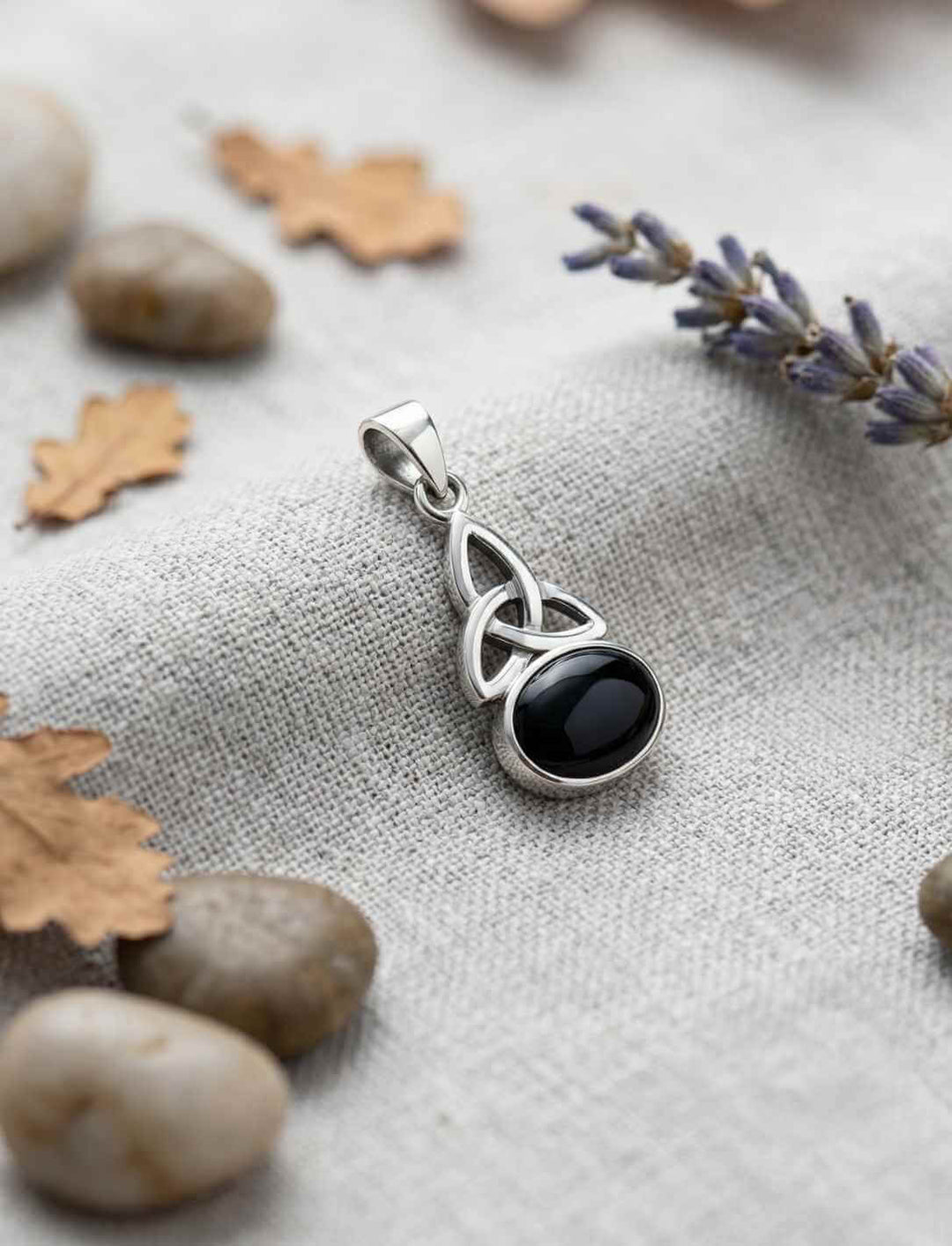 Knoten von Ériu Anhänger aus 925 Sterling Silber mit schwarzem Onyx auf Stoff
