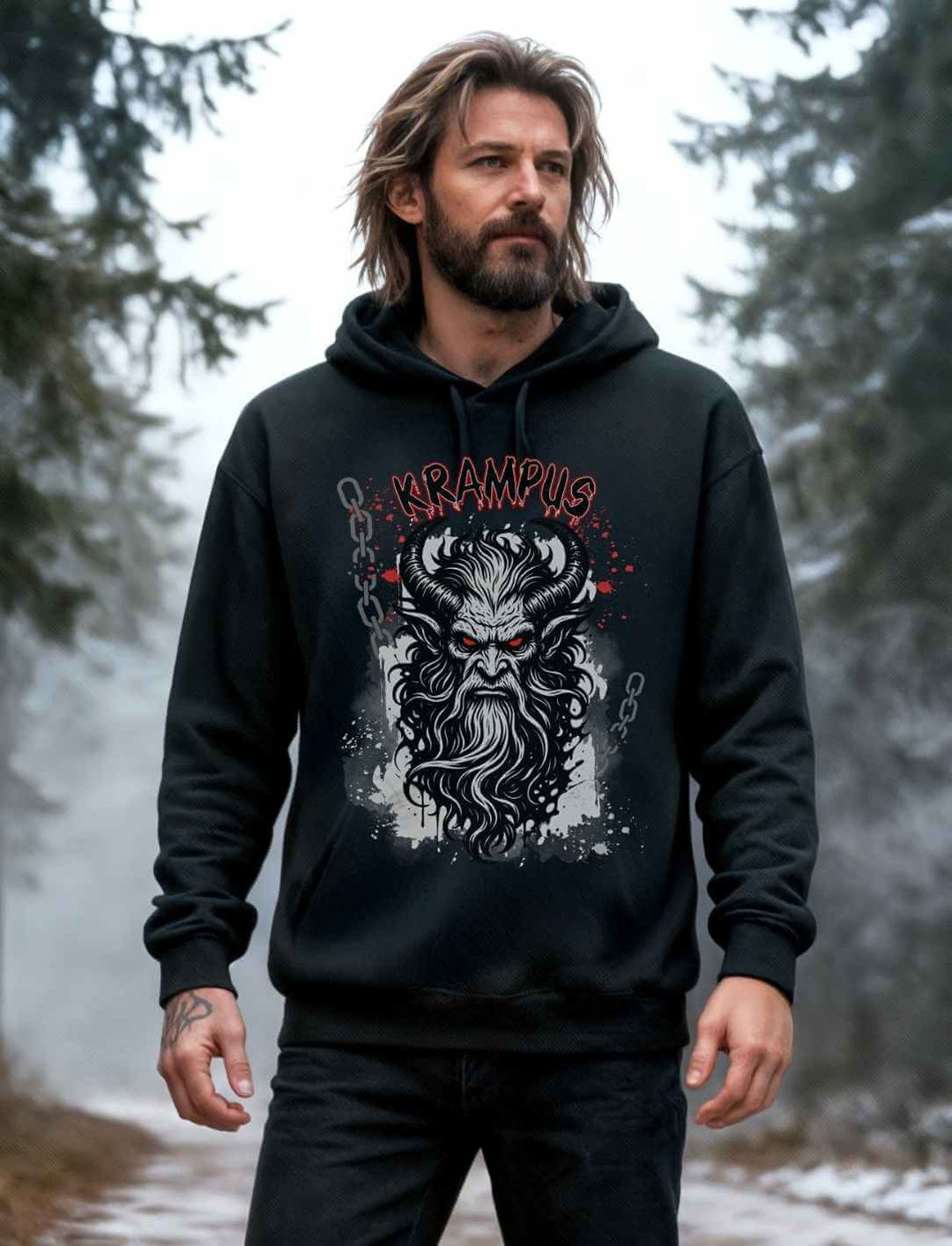 Modell trägt Krampus Hoodie – Schatten der Rauhnacht Motiv im Winterwald