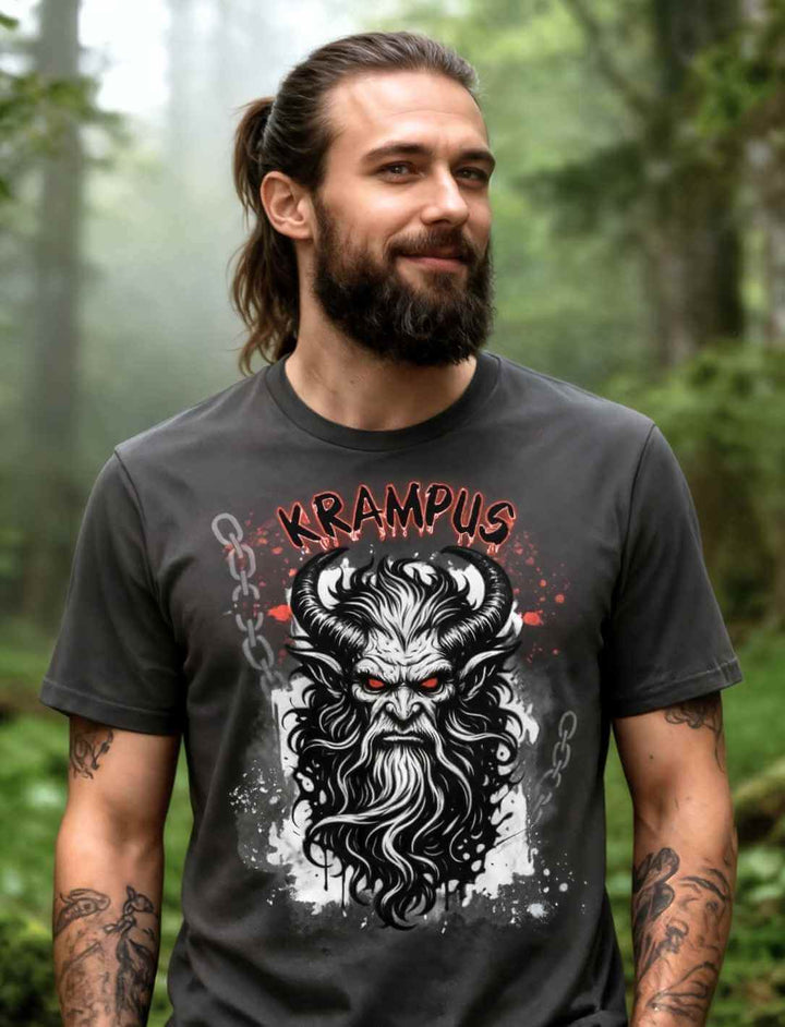 Modell trägt Krampus Shirt in Anthrazit – Rauhnacht Legende im Waldlook