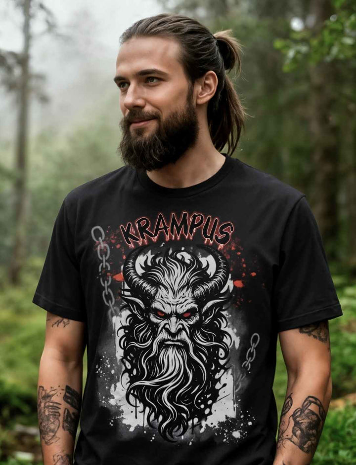 Modell trägt Krampus Shirt in Schwarz – Schatten der Rauhnacht Motiv im Wald