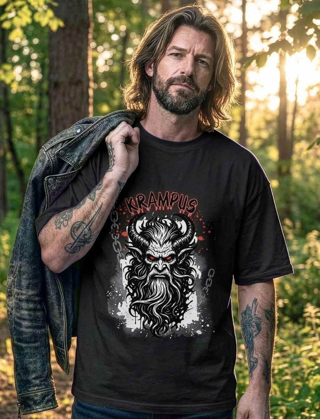 Model trägt schwarzes Krampus Oversized Shirt im Waldlicht