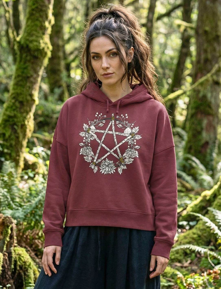 Frau trägt burgund Pentakel Hoodie im Wald – Wicca Boxcut Bio Hoodie Kreis der Elemente