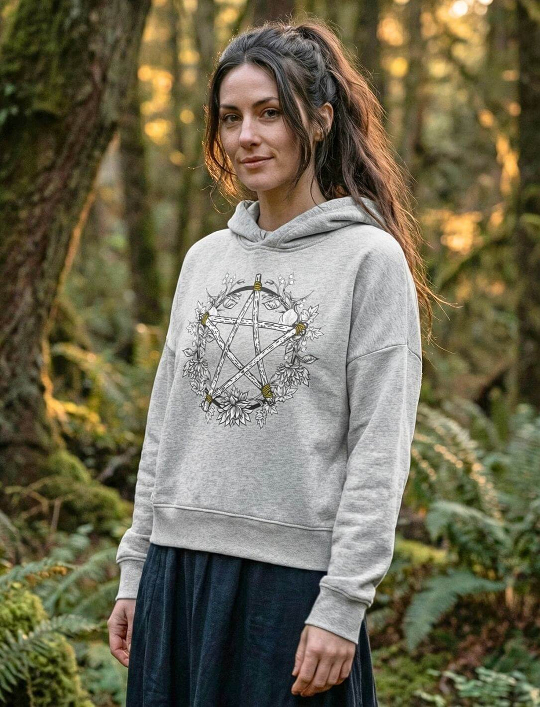 Frau trägt cool heather grey Pentakel Hoodie im Wald – Wicca Boxcut Bio Hoodie Damen