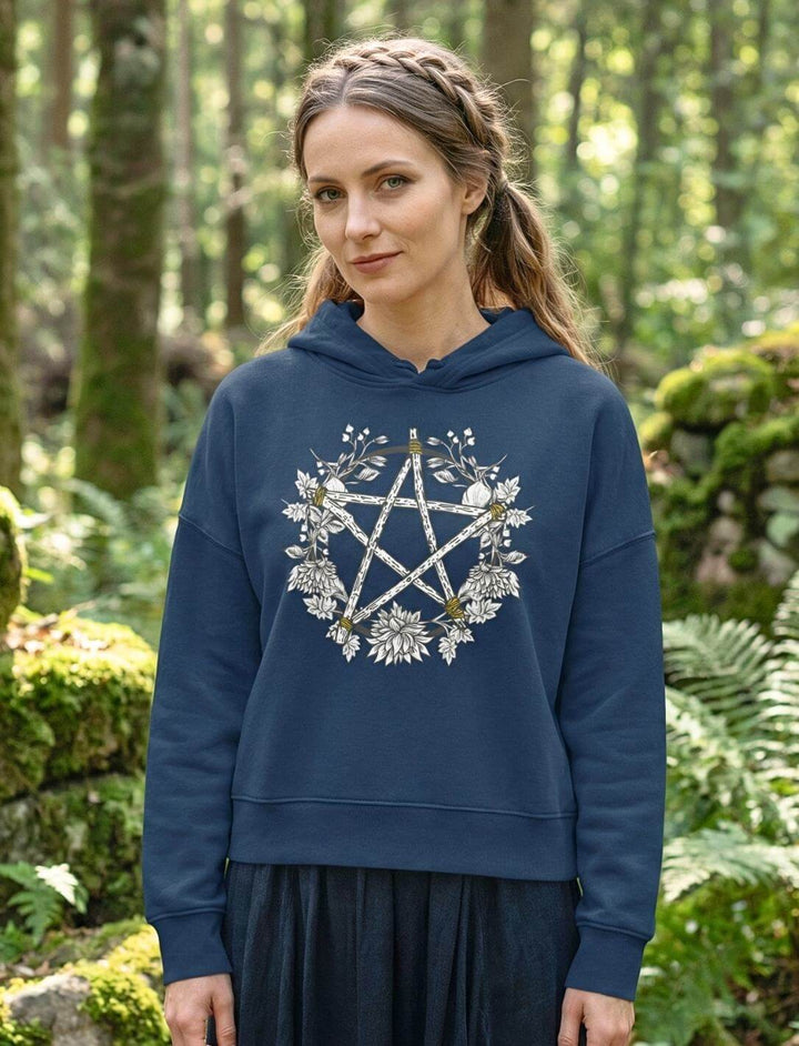 Frau trägt anthrazit Pentakel Boxcut Hoodie im Wald – Wicca Bio Hoodie Runental