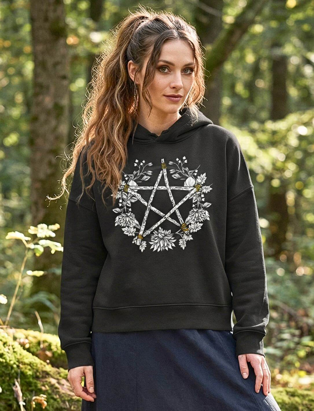 Frau trägt khaki Pentakel Boxcut Hoodie im Wald – Kreis der Elemente Wicca Bio Hoodie