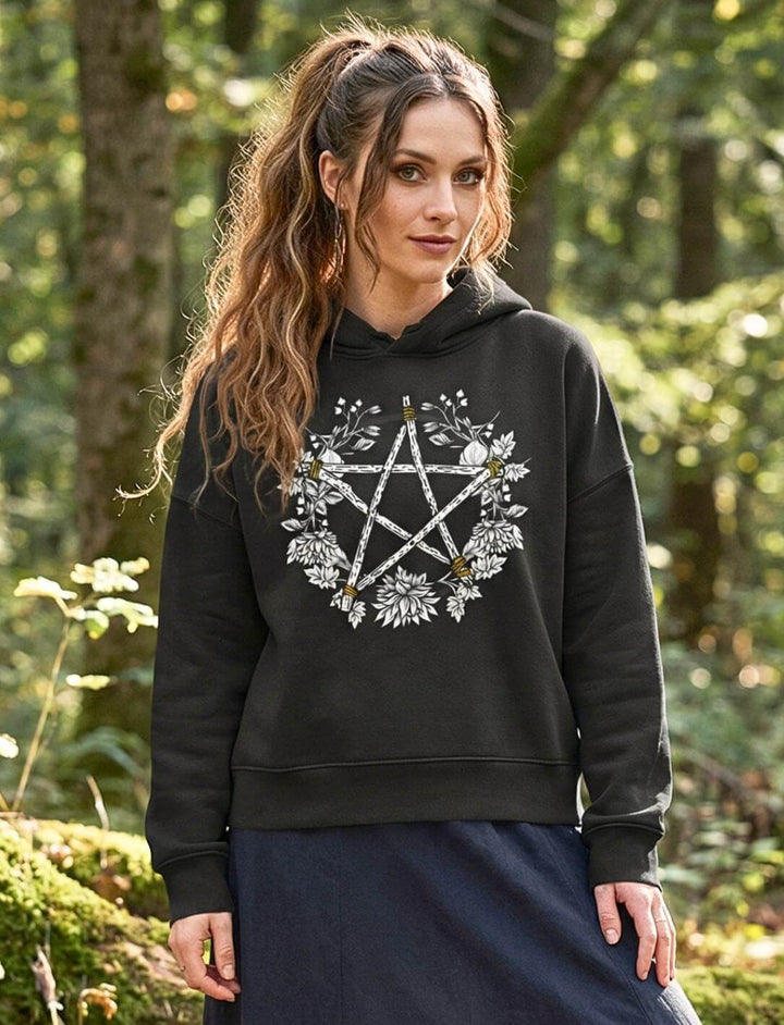 Frau trägt khaki Pentakel Boxcut Hoodie im Wald – Kreis der Elemente Wicca Bio Hoodie