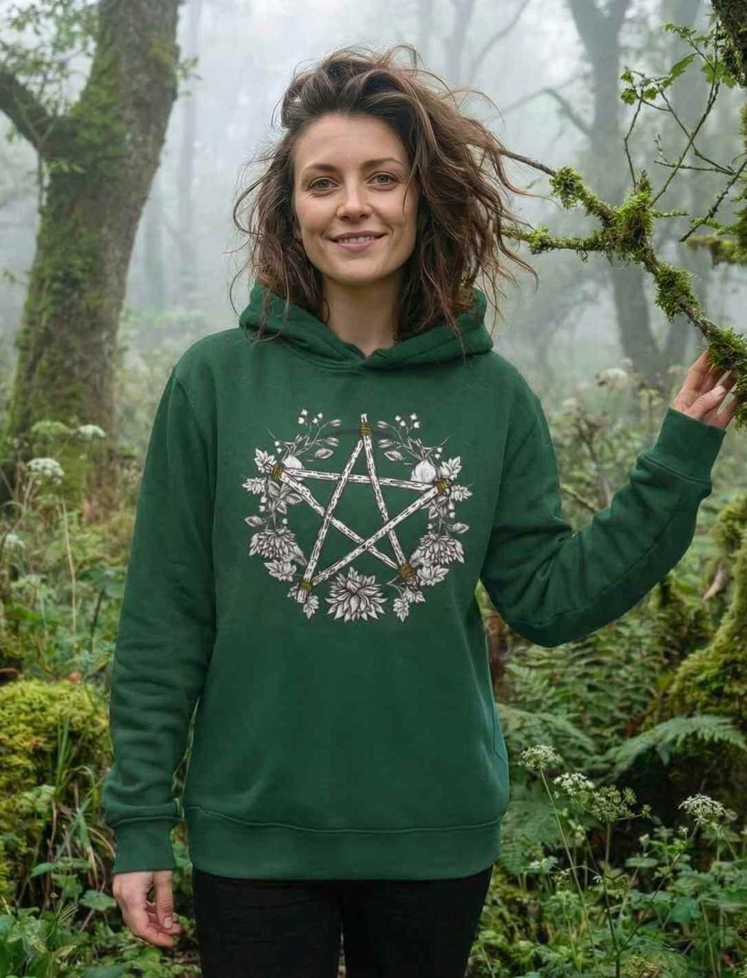 Frau trägt Kreis der Elemente Hoodie in bottlegreen mit naturspirituellem Pentakel Motiv