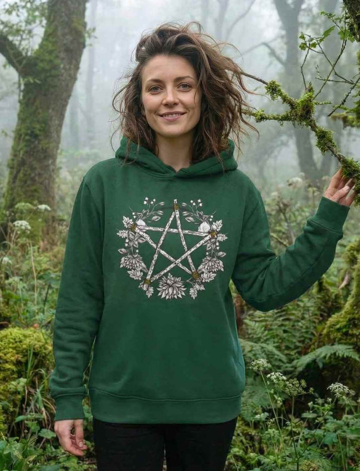 Frau trägt Kreis der Elemente Hoodie in bottlegreen mit naturspirituellem Pentakel Motiv