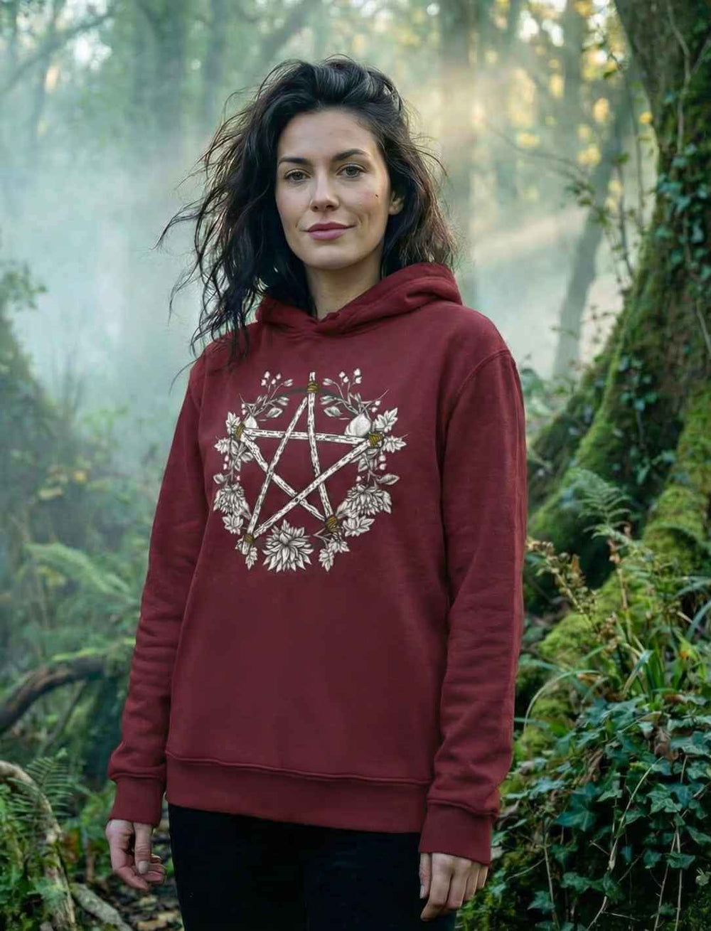 Kreis der Elemente Hoodie in burgund mit Pentakel der Balance getragen von einer Frau im Wald