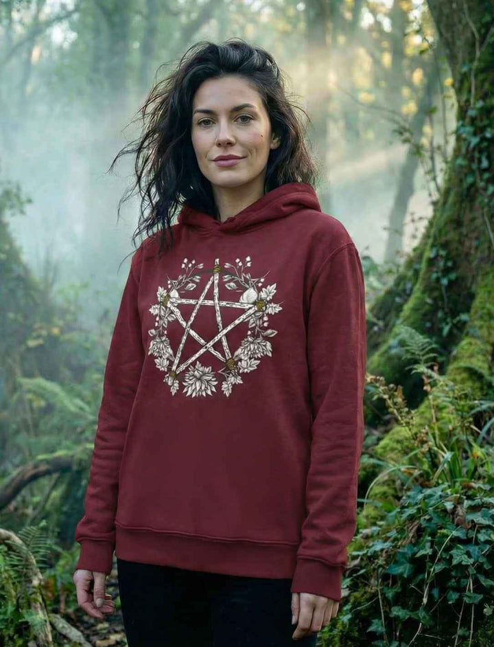 Kreis der Elemente Hoodie in burgund mit Pentakel der Balance getragen von einer Frau im Wald