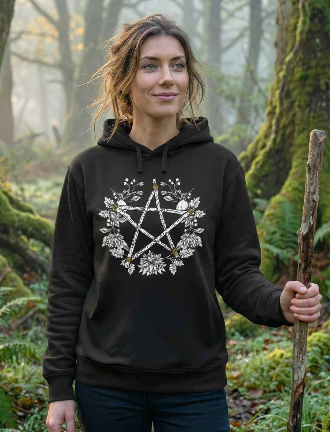 Frau trägt Kreis der Elemente Hoodie in schwarz mit Pentakel der Balance im mystischen Wald