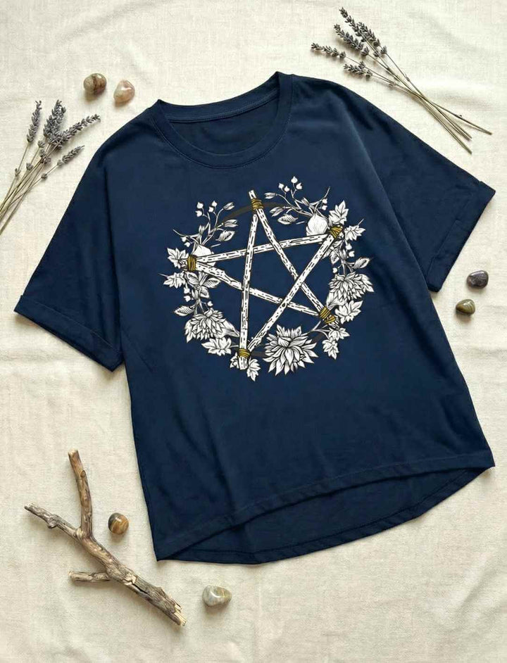 Blaues Relaxed Shirt für Damen mit Mondphasen und Farnillustration „Sacred Moon – Forest Mysteries“