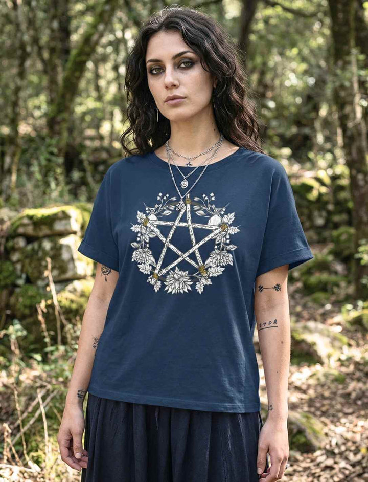 Frau im blauen „Sacred Moon – Forest Mysteries“ Relaxed Shirt mit witchy Mondphasen-Design im Wald