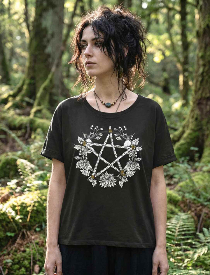 Frau im Wald trägt „Sacred Moon – Forest Mysteries“ Relaxed Shirt in Schwarz mit Mondphasen- und Farnmotiv