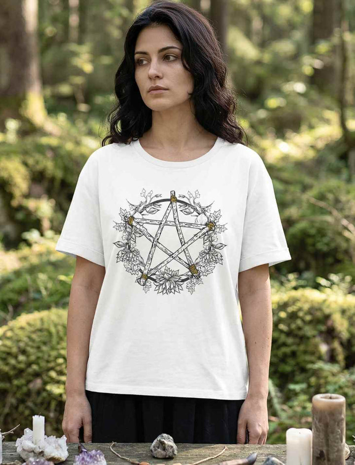 Frau im weißen Relaxed Shirt „Sacred Moon – Forest Mysteries“ mit naturmystischem Mondphasen-Motiv im Wald