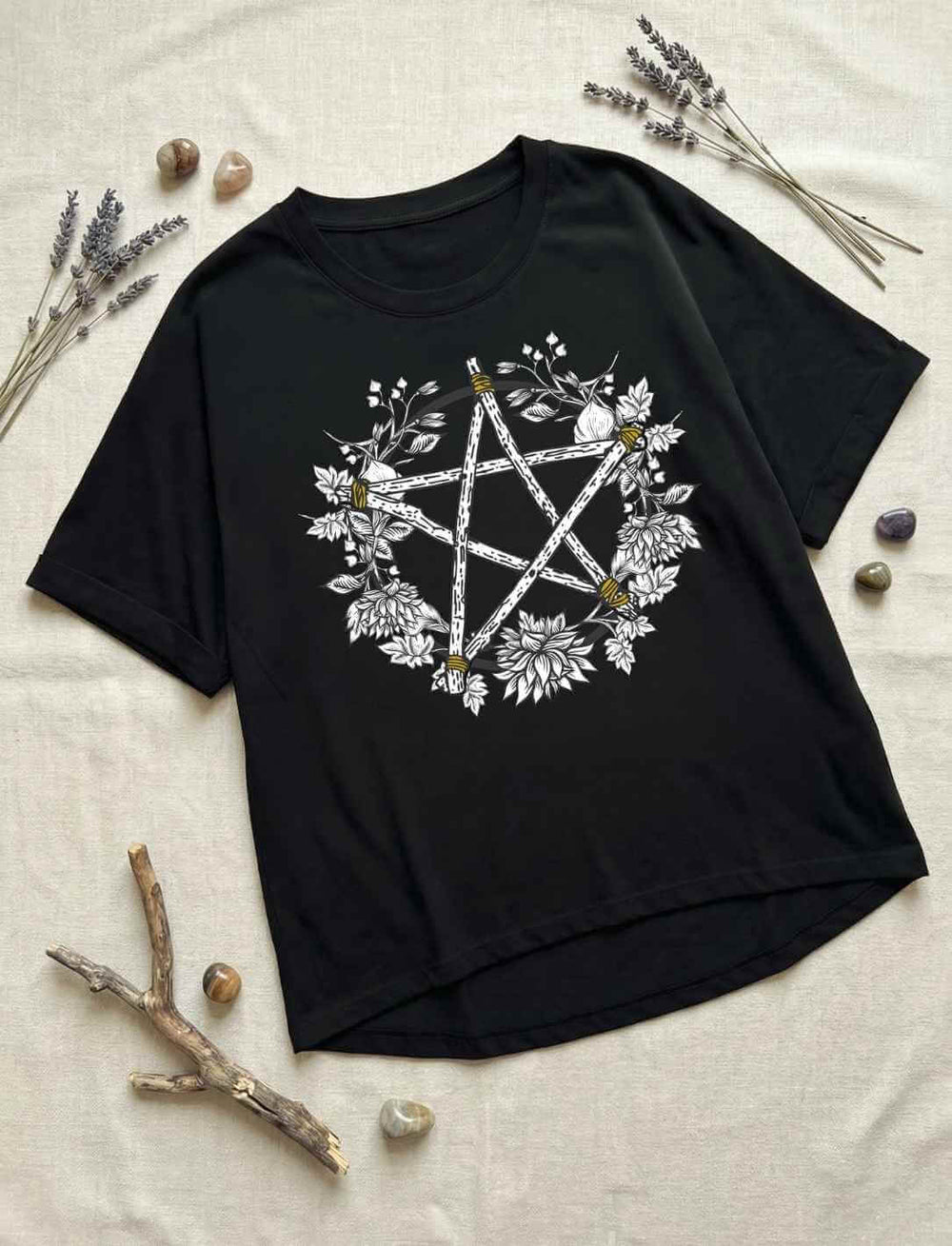 Schwarzes Damen Relaxed Shirt „Sacred Moon – Forest Mysteries“ mit Mondphasen und Farn-Design auf hellem Untergrund