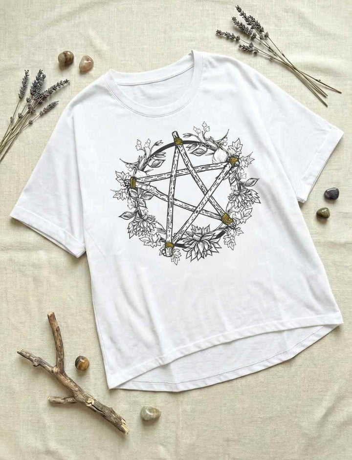 Weißes Damen Relaxed Shirt mit Mondphasen und Farnmotiv „Sacred Moon – Forest Mysteries“