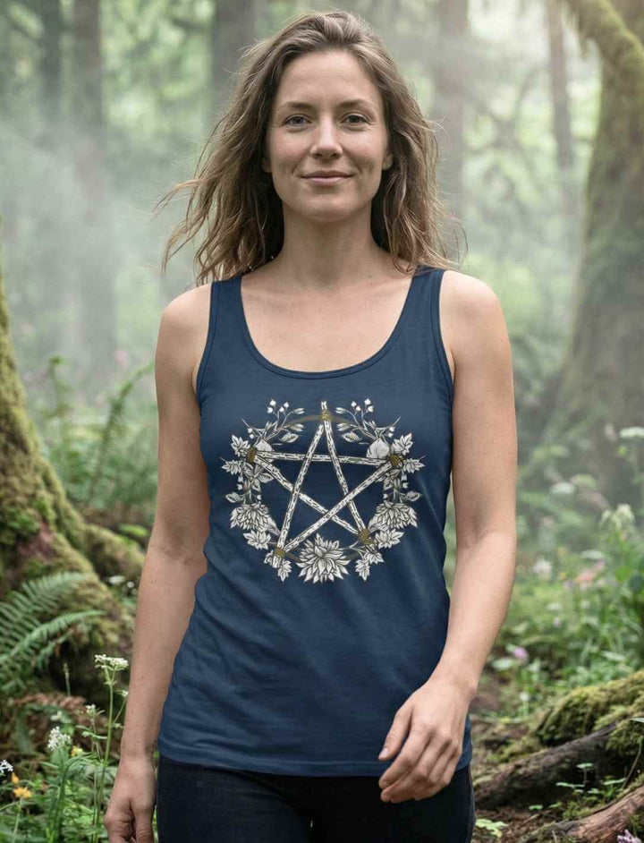 Navy Damen Tank Top mit Kreis der Elemente Pentakel, getragen im Wald, spirituelles Symbol für Balance und Naturverbundenheit.