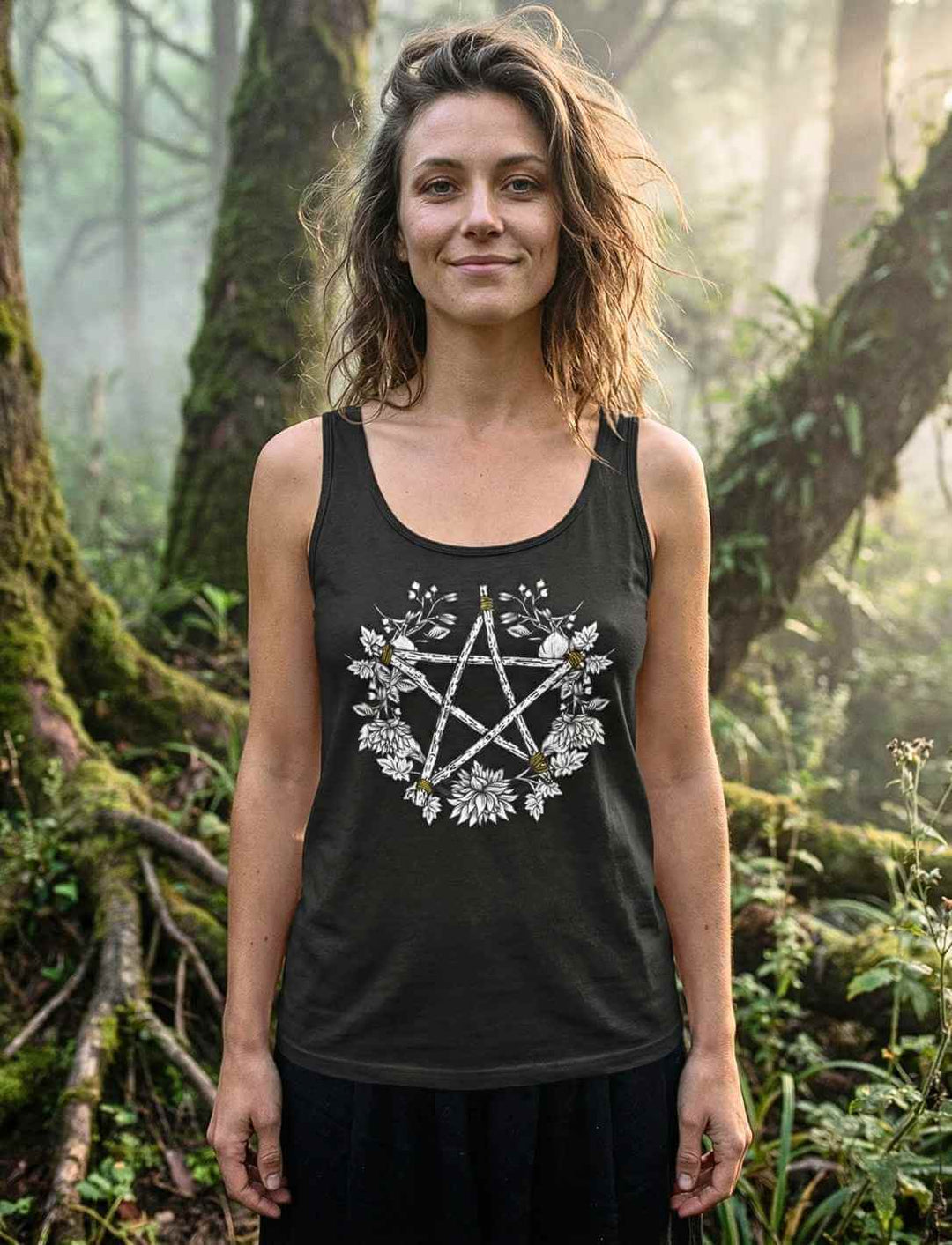 Damen Tank Top „Kreis der Elemente – Pentakel der Balance“ in Schwarz, getragen von Model im Wald, spirituelles Naturmotiv mit floralem Pentakel-Design.