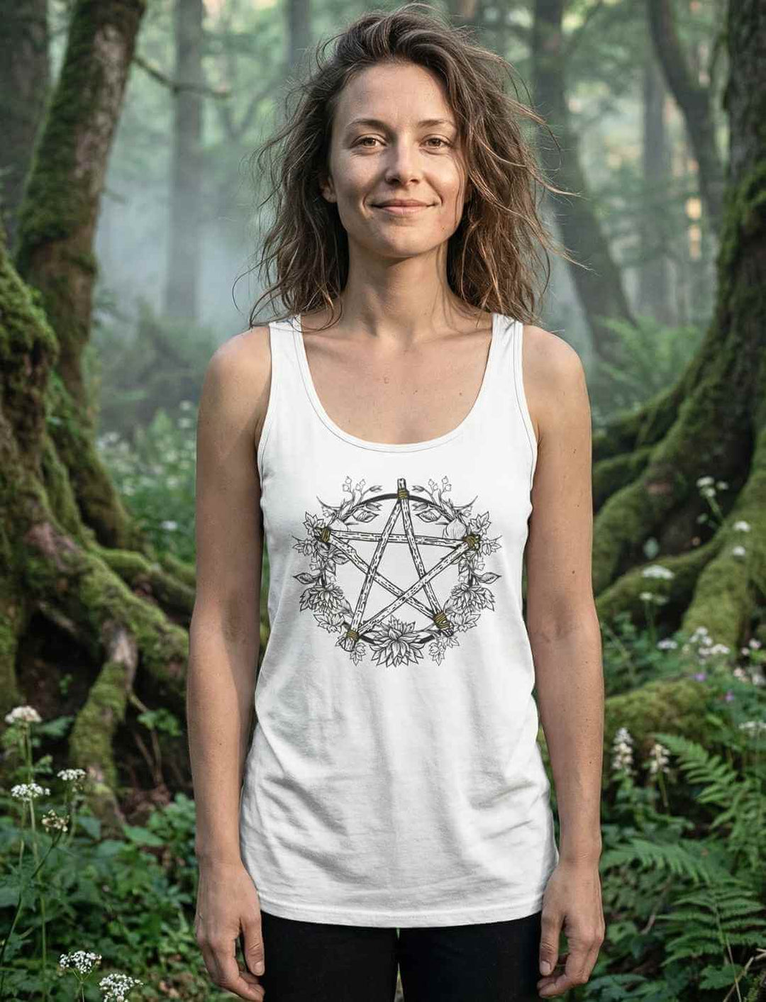 Weißes Damen Tank Top mit Pentakel der Balance, getragen im Wald, naturinspiriertes Wicca-Symbol für Harmonie und Elemente.