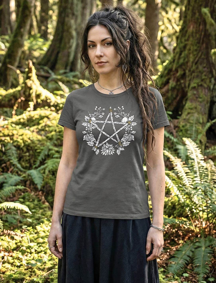 Frau trägt anthrazit Pentakel Organic Shirt im Wald – Kreis der Elemente Damen