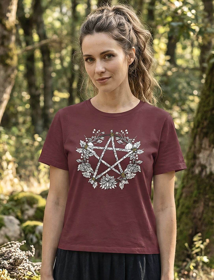 Frau trägt burgund Pentakel Shirt im Wald – Organic Damen Shirt Kreis der Elemente