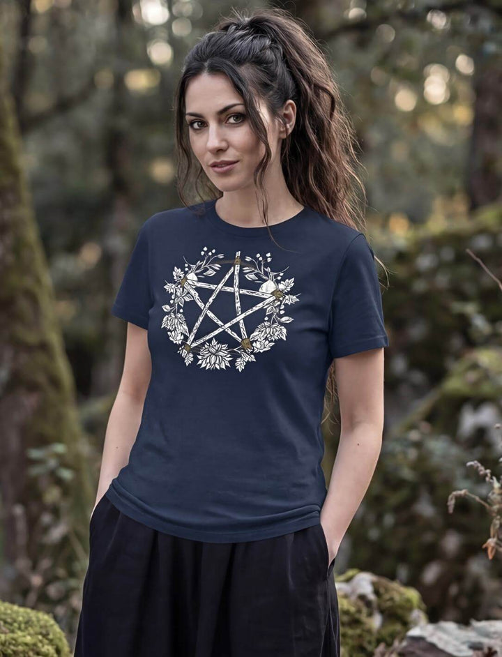 Frau trägt navy Pentakel Organic Shirt im Wald – Wicca Damen Shirt Runental