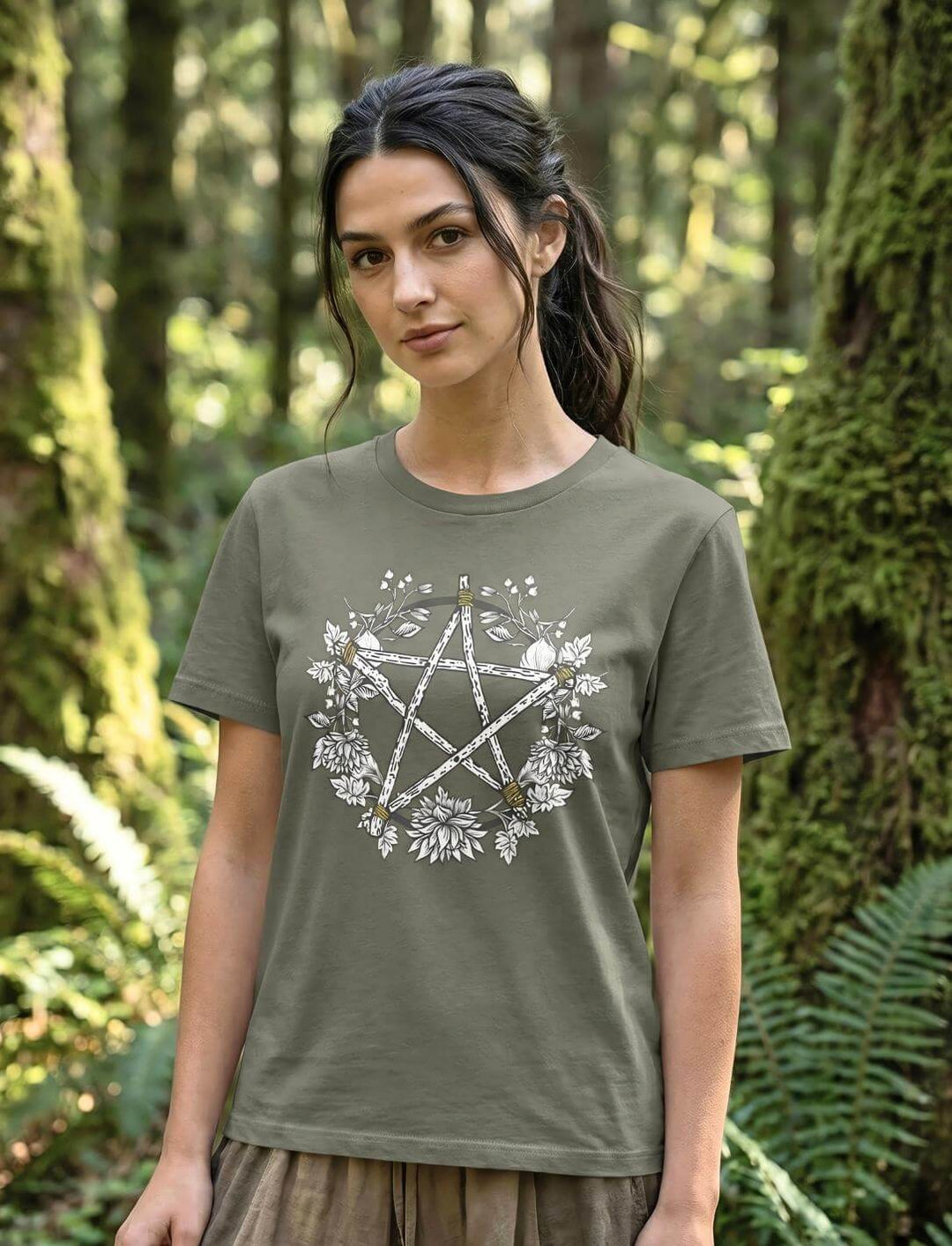 Frau trägt khaki Pentakel Shirt im Wald – Organic Damen Shirt Kreis der Elemente