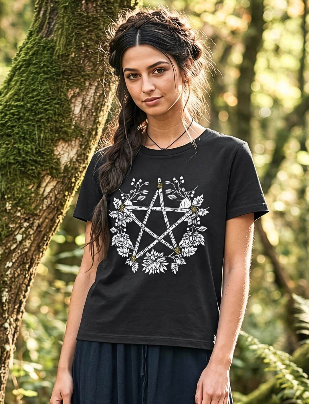 Frau trägt schwarzes Pentakel Organic Shirt im Wald – Kreis der Elemente Wicca Motiv