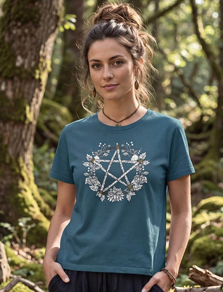 Frau trägt stargazer Pentakel Shirt im Wald – Wicca Organic Damen Shirt Runental
