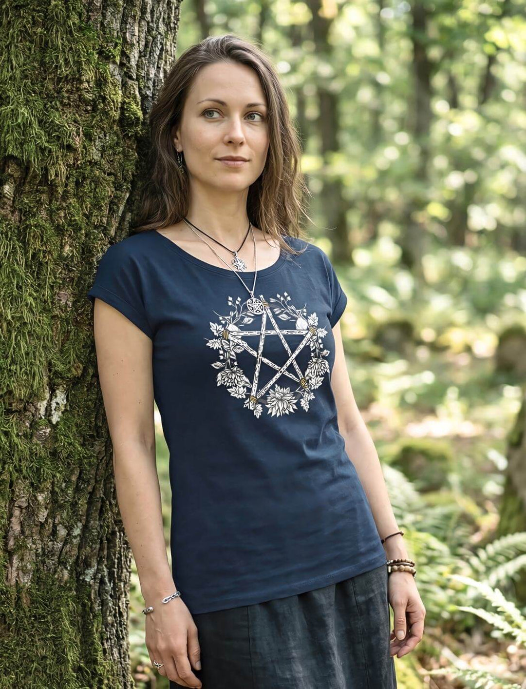Frau trägt navy Pentakel Damen Shirt im Wald – Kreis der Elemente naturverbundenes Motiv
